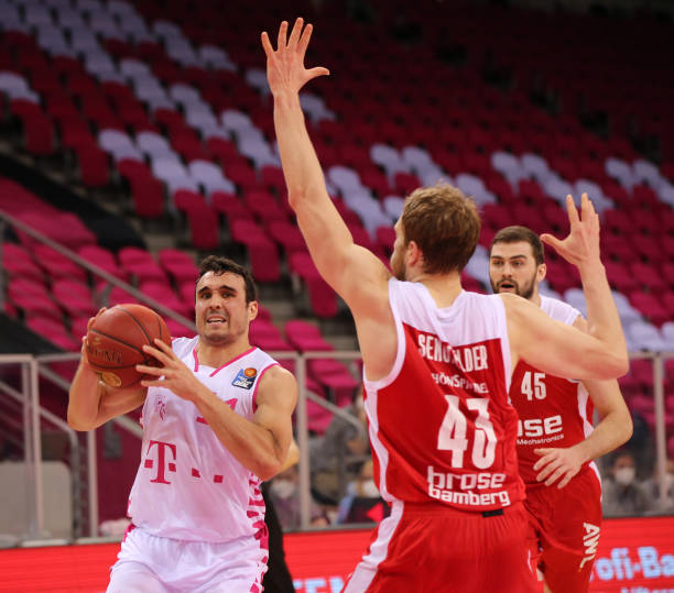 更是在防守 更是在防守